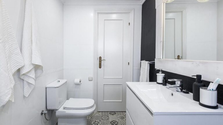 La elegancia en tu baño: descubre los encantos de los baños blancos con grifería negra